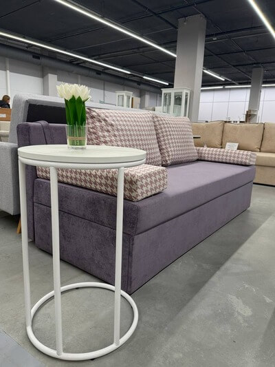 Яркий диван в интерьере